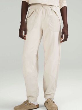 Women’s Lululemon Effortless Mid-Rise Pant
Natural Ivory Size 8